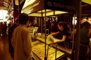 Mercado San Miguel weekend crowds packed shoulder-to-shoulder peak times 1-4PM standing room